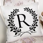 Siyah Beyaz Çelenkli R Harfi Özel Tasarım Dijital Baskılı Yastık Kırlent Kılıfı Realhomes