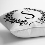 - Rh-K9741-Gorsel3 - Realhomes Siyah Beyaz Çelenkli Ş Harfi Özel Tasarım Dijital Baskılı Yastık Kırlent Kılıfı Realhomes