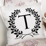 - Rh-K9742-Gorsel2 - Realhomes Siyah Beyaz Çelenkli T Harfi Özel Tasarım Dijital Baskılı Yastık Kırlent Kılıfı Realhomes