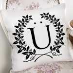 - Rh-K9744-Gorsel2 - Realhomes  Siyah Beyaz Çelenkli Ü Harfi Özel Tasarım Dijital Baskılı Yastık Kırlent Kılıfı Realhomes