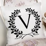 Siyah Beyaz Çelenkli V Harfi Özel Tasarım Dijital Baskılı Yastık Kırlent Kılıfı Realhomes