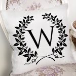 - Rh-K9746-Gorsel2 - Realhomes  Siyah Beyaz Çelenkli W Harfi Özel Tasarım Dijital Baskılı Yastık Kırlent Kılıfı Realhomes