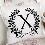 Siyah Beyaz Çelenkli X Harfi Özel Tasarım Dijital Baskılı Yastık Kırlent Kılıfı Realhomes