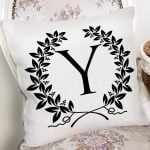 - Rh-K9748-Gorsel2 - Realhomes Siyah Beyaz Çelenkli Y Harfi Özel Tasarım Dijital Baskılı Yastık Kırlent Kılıfı Realhomes