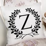 - Rh-K9749-Gorsel2 - Realhomes Siyah Beyaz Çelenkli Z Harfi Özel Tasarım Dijital Baskılı Yastık Kırlent Kılıfı Realhomes