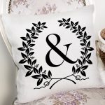 Siyah Beyaz Çelenkli & Harfi Özel Tasarım Dijital Baskılı Yastık Kırlent Kılıfı Realhomes