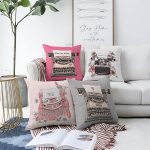 - Sonil-K4luset789-Gorsel1 - Realhomes 4'lü Renkli Zemin Antika Daktilo Çizimli Dijital Baskılı Modern Şönil Kırlent Kılıfı Seti Realhomes