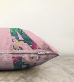 - Sonil-K9414-Gorsel3 - Realhomes Pembe Zemin Tropik Yapraklı A Harfi Özel Tasarım Dijital Baskılı Raşel Kadife Yastık Kırlent Kılıfı Realhomes