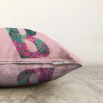 Pembe Zemin Tropik Yapraklı B Harfi Özel Tasarım Dijital Baskılı Raşel Kadife Yastık Kırlent Kılıfı Realhomes