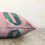 - Sonil-K9417-Gorsel3 - Realhomes Pembe Zemin Tropik Yapraklı D Harfi Özel Tasarım Dijital Baskılı Raşel Kadife Yastık Kırlent Kılıfı Realhomes