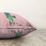 Pembe Zemin Tropik Yapraklı E Harfi Özel Tasarım Dijital Baskılı Raşel Kadife Yastık Kırlent Kılıfı Realhomes