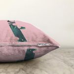 Pembe Zemin Tropik Yapraklı F Harfi Özel Tasarım Dijital Baskılı Raşel Kadife Yastık Kırlent Kılıfı Realhomes