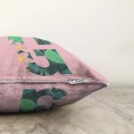 Pembe Zemin Tropik Yapraklı G Harfi Özel Tasarım Dijital Baskılı Raşel Kadife Yastık Kırlent Kılıfı Realhomes