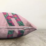 - Sonil-K9421-Gorsel3 - Realhomes Pembe Zemin Tropik Yapraklı H Harfi Özel Tasarım Dijital Baskılı Raşel Kadife Yastık Kırlent Kılıfı Realhomes