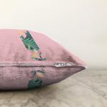 Pembe Zemin Tropik Yapraklı İ Harfi Özel Tasarım Dijital Baskılı Raşel Kadife Yastık Kırlent Kılıfı Realhomes