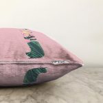 Pembe Zemin Tropik Yapraklı J Harfi Özel Tasarım Dijital Baskılı Raşel Kadife Yastık Kırlent Kılıfı Realhomes