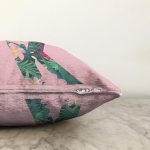 Pembe Zemin Tropik Yapraklı K Harfi Özel Tasarım Dijital Baskılı Raşel Kadife Yastık Kırlent Kılıfı Realhomes