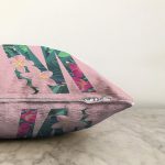 Pembe Zemin Tropik Yapraklı M Harfi Özel Tasarım Dijital Baskılı Raşel Kadife Yastık Kırlent Kılıfı Realhomes