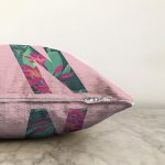 Pembe Zemin Tropik Yapraklı N Harfi Özel Tasarım Dijital Baskılı Raşel Kadife Yastık Kırlent Kılıfı Realhomes