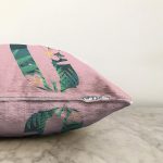 - Sonil-K9429-Gorsel3 - Realhomes Pembe Zemin Tropik Yapraklı O Harfi Özel Tasarım Dijital Baskılı Raşel Kadife Yastık Kırlent Kılıfı Realhomes