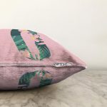 - Sonil-K9430-Gorsel3 - Realhomes Pembe Zemin Tropik Yapraklı Ö Harfi Özel Tasarım Dijital Baskılı Raşel Kadife Yastık Kırlent Kılıfı Realhomes