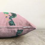 Pembe Zemin Tropik Yapraklı P Harfi Özel Tasarım Dijital Baskılı Raşel Kadife Yastık Kırlent Kılıfı Realhomes