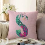 Pembe Zemin Tropik Yapraklı S Harfi Özel Tasarım Dijital Baskılı Raşel Kadife Yastık Kırlent Kılıfı Realhomes