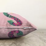 Pembe Zemin Tropik Yapraklı S Harfi Özel Tasarım Dijital Baskılı Raşel Kadife Yastık Kırlent Kılıfı Realhomes