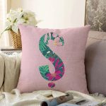 Pembe Zemin Tropik Yapraklı Ş Harfi Özel Tasarım Dijital Baskılı Raşel Kadife Yastık Kırlent Kılıfı Realhomes