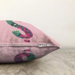 Pembe Zemin Tropik Yapraklı Ş Harfi Özel Tasarım Dijital Baskılı Raşel Kadife Yastık Kırlent Kılıfı Realhomes