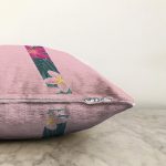 Pembe Zemin Tropik Yapraklı T Harfi Özel Tasarım Dijital Baskılı Raşel Kadife Yastık Kırlent Kılıfı Realhomes