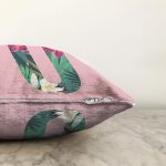- Sonil-K9436-Gorsel3 - Realhomes Pembe Zemin Tropik Yapraklı U Harfi Özel Tasarım Dijital Baskılı Raşel Kadife Yastık Kırlent Kılıfı Realhomes