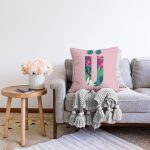 Pembe Zemin Tropik Yapraklı Ü Harfi Özel Tasarım Dijital Baskılı Raşel Kadife Yastık Kırlent Kılıfı Realhomes