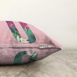 Pembe Zemin Tropik Yapraklı Ü Harfi Özel Tasarım Dijital Baskılı Raşel Kadife Yastık Kırlent Kılıfı Realhomes