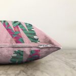 Pembe Zemin Tropik Yapraklı W Harfi Özel Tasarım Dijital Baskılı Raşel Kadife Yastık Kırlent Kılıfı Realhomes