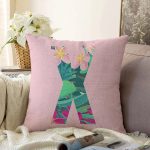 Pembe Zemin Tropik Yapraklı X Harfi Özel Tasarım Dijital Baskılı Raşel Kadife Yastık Kırlent Kılıfı Realhomes