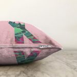 Pembe Zemin Tropik Yapraklı X Harfi Özel Tasarım Dijital Baskılı Raşel Kadife Yastık Kırlent Kılıfı Realhomes