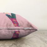 - Sonil-K9441-Gorsel3 - Realhomes Pembe Zemin Tropik Yapraklı Y Harfi Özel Tasarım Dijital Baskılı Raşel Kadife Yastık Kırlent Kılıfı Realhomes