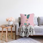 Pembe Zemin Tropik Yapraklı Z Harfi Özel Tasarım Dijital Baskılı Raşel Kadife Yastık Kırlent Kılıfı Realhomes