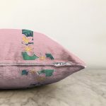 Pembe Zemin Tropik Yapraklı Z Harfi Özel Tasarım Dijital Baskılı Raşel Kadife Yastık Kırlent Kılıfı Realhomes