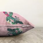 Pembe Zemin Tropik Yapraklı & Harfi Özel Tasarım Dijital Baskılı Raşel Kadife Yastık Kırlent Kılıfı Realhomes