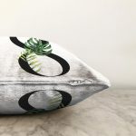 - Sonil-K9452-Gorsel3 - Realhomes  Beyaz Zemin Yaprak Motifli Siyah 8 Rakamı Özel Tasarım Dijital Baskılı Raşel Kadife Yastık Kırlent Kılıfı Realhomes