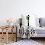 Beyaz Zemin Yaprak Motifli Siyah İ Harfi Özel Tasarım Dijital Baskılı Raşel Kadife Yastık Kırlent Kılıfı Realhomes