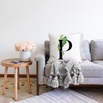 Beyaz Zemin Yaprak Motifli Siyah P Harfi Özel Tasarım Dijital Baskılı Raşel Kadife Yastık Kırlent Kılıfı Realhomes