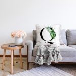 Beyaz Zemin Yaprak Motifli Siyah Q Harfi Özel Tasarım Dijital Baskılı Raşel Kadife Yastık Kırlent Kılıfı Realhomes