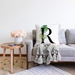 Beyaz Zemin Yaprak Motifli Siyah RHarfi Özel Tasarım Dijital Baskılı Raşel Kadife Yastık Kırlent Kılıfı Realhomes