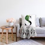 Beyaz Zemin Yaprak Motifli Siyah S Harfi Özel Tasarım Dijital Baskılı Raşel Kadife Yastık Kırlent Kılıfı Realhomes