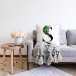 Beyaz Zemin Yaprak Motifli Siyah Ş Harfi Özel Tasarım Dijital Baskılı Raşel Kadife Yastık Kırlent Kılıfı Realhomes