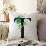 Beyaz Zemin Yaprak Motifli Siyah T Harfi Özel Tasarım Dijital Baskılı Raşel Kadife Yastık Kırlent Kılıfı Realhomes