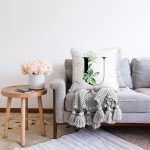 Beyaz Zemin Yaprak Motifli Siyah U Harfi Özel Tasarım Dijital Baskılı Raşel Kadife Yastık Kırlent Kılıfı Realhomes